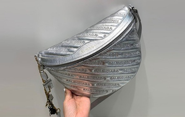 발렌시A가 실버 슈비니어 벨트백