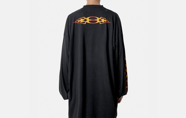 발렌시A가 플레임 워싱 롱 슬리브 티셔츠